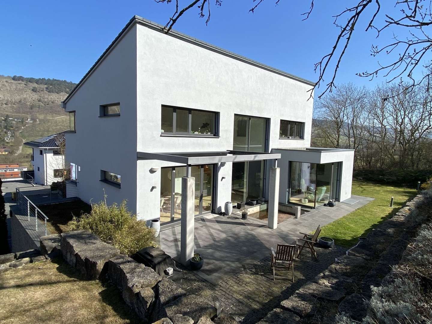 Blick zur Terrasse mit elektrischer Verschattung - Einfamilienhaus in 07749 Jena mit 226m² kaufen