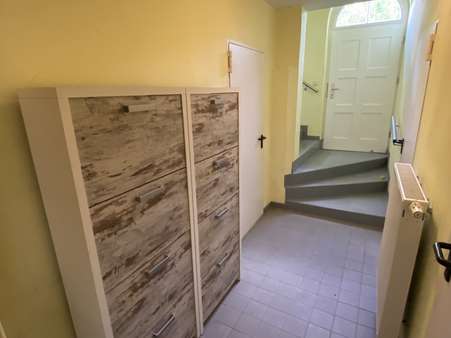 Blick von der Wohnung zum Hauseingang - Souterrain-Wohnung in 07749 Jena mit 107m² kaufen