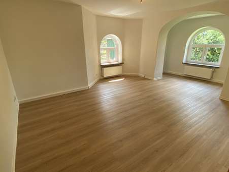 Gemütliches Wohnzimmer - Souterrain-Wohnung in 07749 Jena mit 107m² kaufen