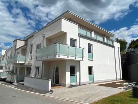 Hausansicht mit Blick auf den Balkon der Wohnung im 1. Obergeschoss Hausansicht mit Blick auf den Balkon der Wohnung im 1. Obergeschoss - Etagenwohnung in 07749 Jena mit 106m² mieten