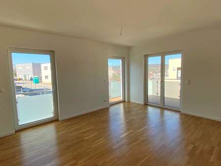 Helles Wohnzimmer, alle Fenster mit elektrischen Rollläden Helles Wohnzimmer, alle Fenster mit elektrischen Rollläden - Etagenwohnung in 07749 Jena mit 106m² mieten