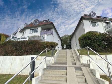 Hausansicht Treppenaufgang zum Hauseingang - Souterrain-Wohnung in 07778 Neuengönna mit 73m² kaufen