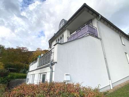 Hausansicht Wohnungsseite - Souterrain-Wohnung in 07778 Neuengönna mit 73m² kaufen