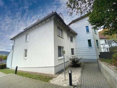 Hausseitenansicht - Souterrain-Wohnung in 07778 Neuengönna mit 73m² kaufen