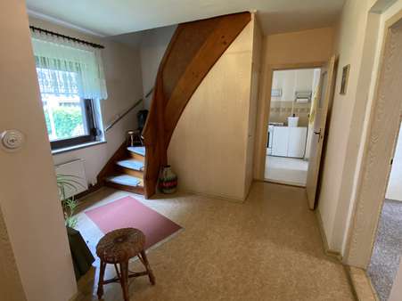 Großzügiger Flur im Erdgeschoss Großzügiger Flur im Erdgeschoss - Doppelhaushälfte in 07619 Mertendorf mit 80m² kaufen
