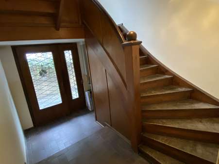 Eingangsbereich Treppe zum Obergeschoss - Einfamilienhaus in 07743 Jena mit 165m² kaufen