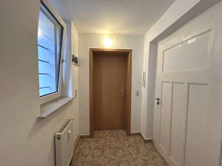 Blick zum Wohnungseingang - Souterrain-Wohnung in 07745 Jena mit 33m² kaufen