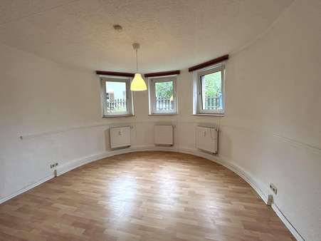 Wohn- und Schlafzimmer - Souterrain-Wohnung in 07745 Jena mit 33m² kaufen