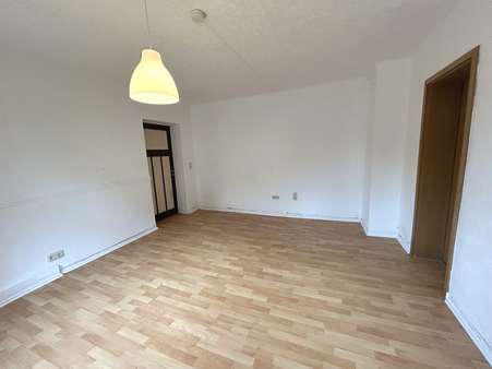Wohn- und Schlafzimmer aus anderem Blickwinkel - Souterrain-Wohnung in 07745 Jena mit 33m² kaufen