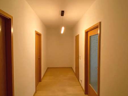 Flur mit Zutritt zu den einzelnen Räumlichkeiten Flur mit Zutritt zu den einzelnen Räumlichkeiten - Dachgeschosswohnung in 07745 Jena mit 64m² kaufen