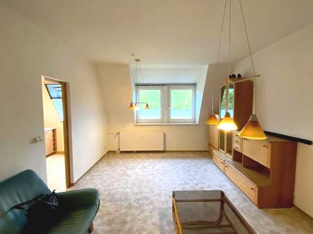 Geräumiges Wohnzimmer Geräumiges Wohnzimmer - Dachgeschosswohnung in 07745 Jena mit 64m² kaufen