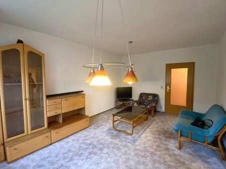 Wohnzimmer mit Blick zur Tür Wohnzimmer mit Blick zur Tür - Dachgeschosswohnung in 07745 Jena mit 64m² kaufen