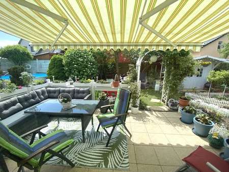 Ansicht Terrasse mit Markise Ansicht Terrasse mit Markise - Einfamilienhaus in 07629 Hermsdorf mit 95m² kaufen