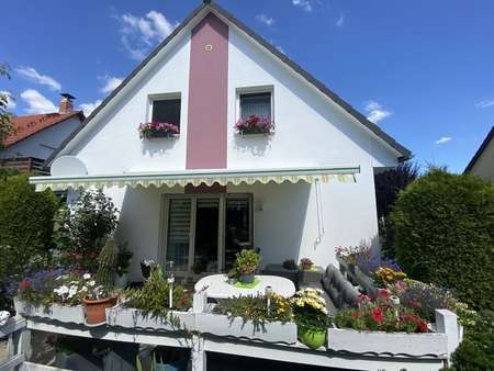 Hausansicht Terrasse mit Markise Hausansicht Terrasse mit Markise - Einfamilienhaus in 07629 Hermsdorf mit 95m² kaufen