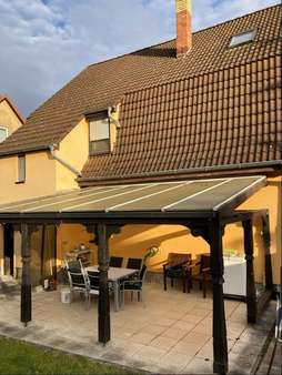 große überdachte Freiterrasse hinter dem Haus / Gartenseite - Einfamilienhaus in 98574 Schmalkalden mit 165m² kaufen