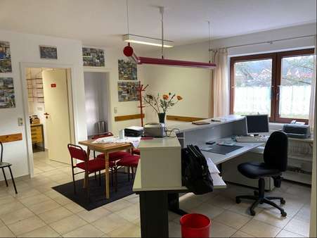 separate Büro / Praxisfläche im Erdgeschoss mit diversen Einzelräumen & Sanitärbereich - Mehrfamilienhaus in 98574 Schmalkalden mit 90m² kaufen