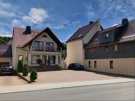 Ansicht Wohn-& Geschäftshaus mit vorgelagerten Grundstück / Kundenparkplatz - Mehrfamilienhaus in 98587 Steinbach-Hallenberg mit 100m² kaufen