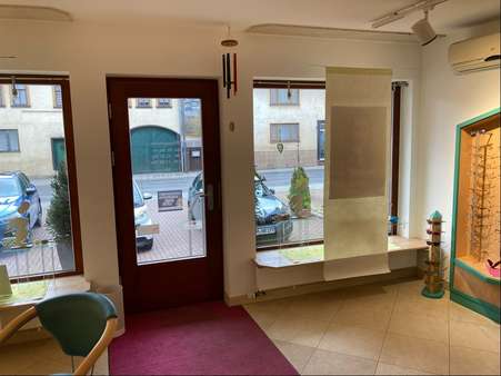 Schaufenster & Eingangsbereich - Gewerbeeinheit Erdgeschoss - Mehrfamilienhaus in 98587 Steinbach-Hallenberg mit 100m² kaufen