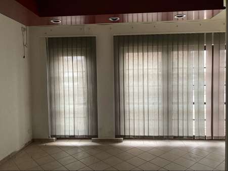 Verkaufsbereich mit Schaufenster - Erdgeschoss - Mehrfamilienhaus in 98631 Grabfeld mit 150m² kaufen