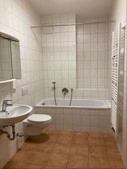 Bad / Sanitärbereich mit Wanne, WC & Waschbecken - Erdgeschosswohnung in 98587 Steinbach-Hallenberg mit 58m² mieten
