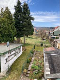 Blick in den Garten mit Beetbereich - Zweifamilienhaus in 98596 Brotterode-Trusetal mit 100m² kaufen