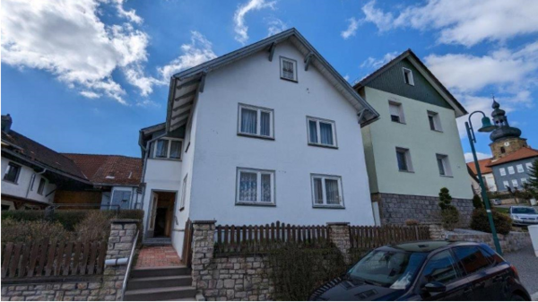 Frontsicht mit Eingang - Einfamilienhaus in 98630 Römhild mit 140m² kaufen
