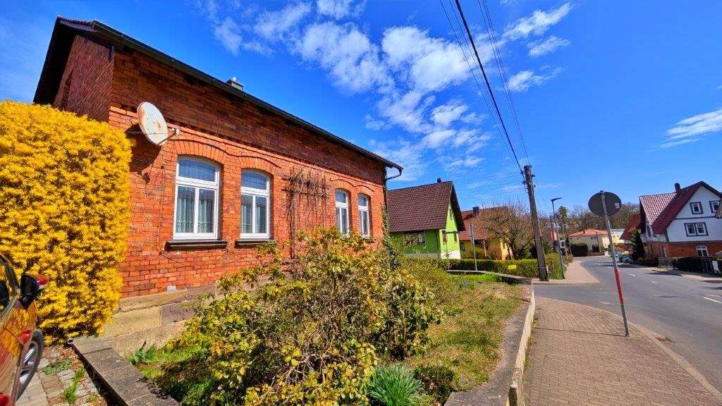 Frontansicht mit Vorgarten - Einfamilienhaus in 98646 Hildburghausen mit 100m² kaufen