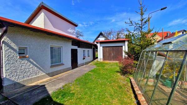 Gartengrundstück vorne mit Garage und Gewächshaus - Einfamilienhaus in 98646 Hildburghausen mit 100m² kaufen