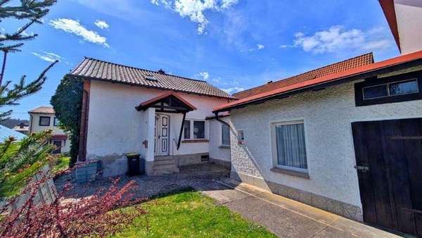 Rückansicht mit Eingang - Einfamilienhaus in 98646 Hildburghausen mit 100m² kaufen