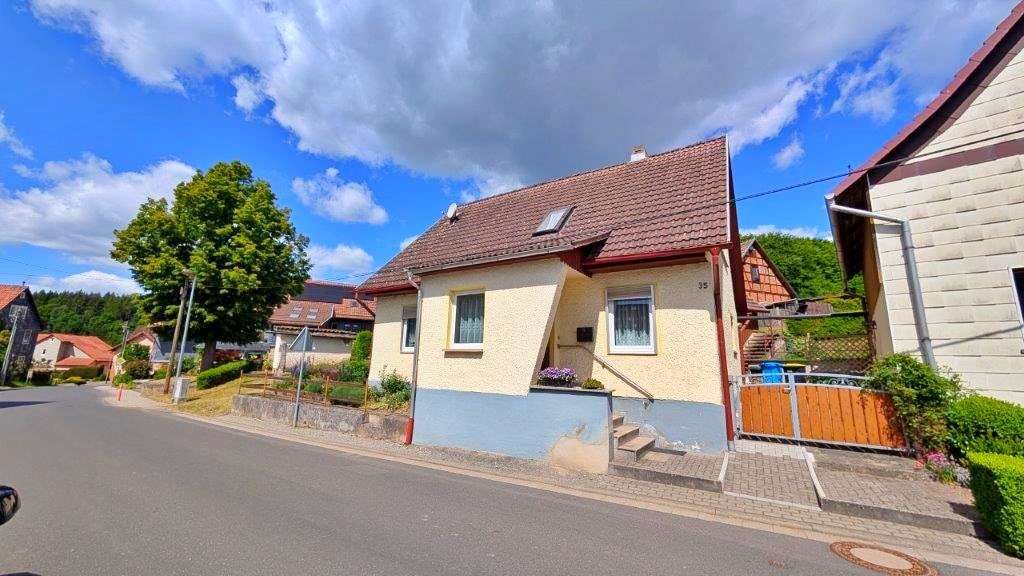 Hausansicht mit Eingang - Einfamilienhaus in 98646 Hildburghausen mit 100m² kaufen