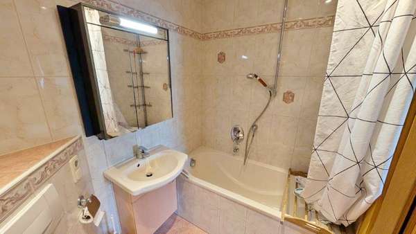 Bad 1 Bad 1 - Etagenwohnung in 98646 Hildburghausen mit 65m² kaufen