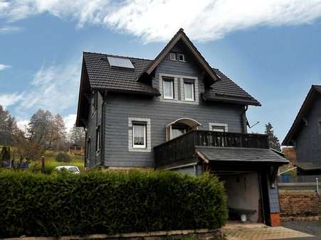 Straßenansicht mit Garage - Einfamilienhaus in 96515 Sonneberg mit 88m² kaufen