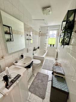 Badezimmer im 1. Obergeschoss - Mehrfamilienhaus in 98744 Unterweißbach mit 193m² kaufen