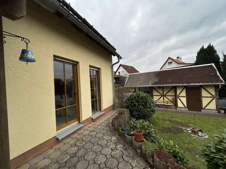 Blick von Terrasse auf Gartenhaus Blick von Terrasse auf Gartenhaus - Einfamilienhaus in 96515 Sonneberg mit 105m² kaufen