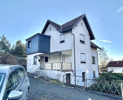 Hausansicht mit Stellplätzen - Einfamilienhaus in 96524 Föritztal mit 93m² kaufen