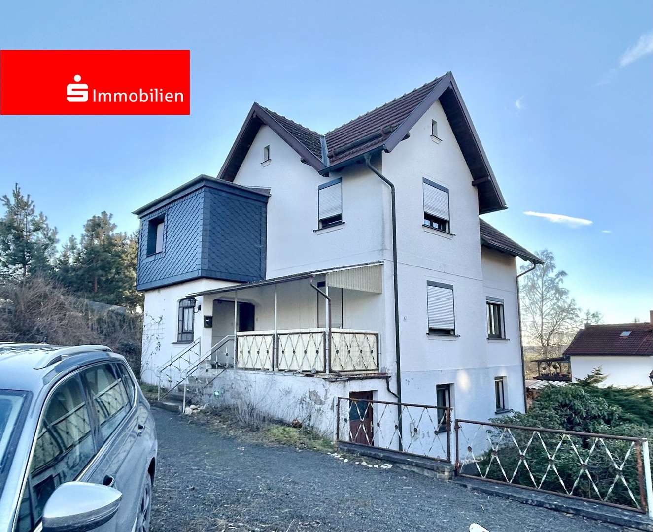 Hausansicht mit Stellplätzen - Einfamilienhaus in 96524 Föritztal mit 93m² kaufen