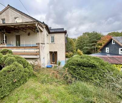 Hausrückseite und Hauseingang Hausrückseite und Hauseingang - Doppelhaushälfte in 96524 Föritztal mit 130m² kaufen