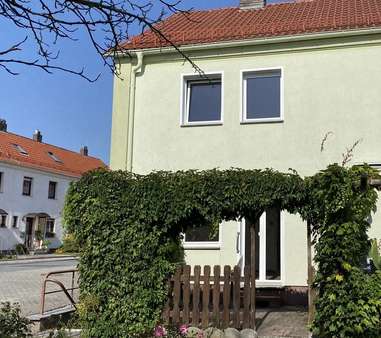 Rückseite mit Terrasse - Reihenendhaus in 02906 Niesky mit 69m² kaufen