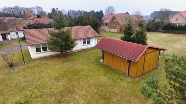 Luftaufnahme Garage / Carport - Einfamilienhaus in 02923 Hähnichen mit 110m² kaufen