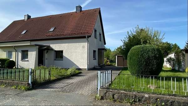 Einfahrt - Doppelhaushälfte in 02727 Ebersbach-Neugersdorf mit 80m² kaufen