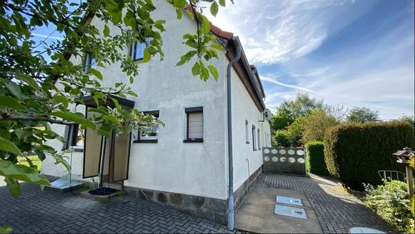 Seiten- und Rückansicht - Doppelhaushälfte in 02727 Ebersbach-Neugersdorf mit 80m² kaufen
