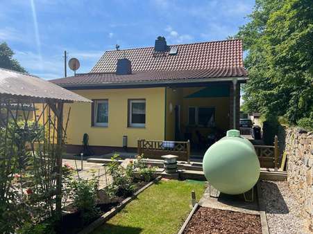 Rückseite mit Gastank Rückseite mit Gastank - Einfamilienhaus in 02906 Niesky mit 120m² kaufen