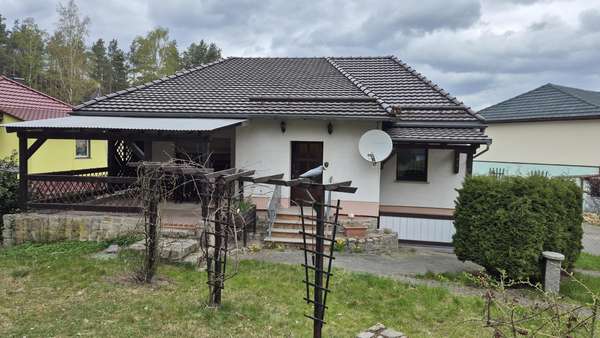 Ansicht vom Grundstück aus - Einfamilienhaus in 02943 Weißwasser mit 77m² kaufen