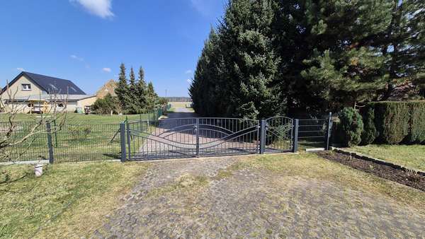 Grundstücksausfahrt - Einfamilienhaus in 02957 Krauschwitz mit 134m² kaufen