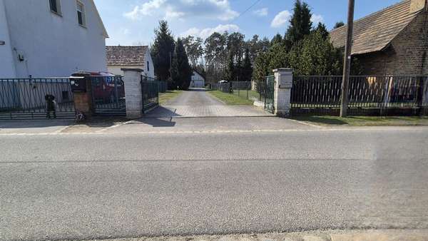 Zufahrt von der Straße - Einfamilienhaus in 02957 Krauschwitz mit 134m² kaufen