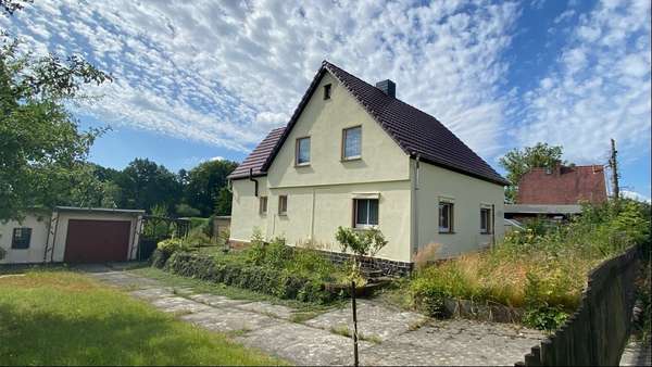 Seitenansicht mit Zufahrt Seitenansicht mit Zufahrt - Einfamilienhaus in 02727 Ebersbach-Neugersdorf mit 88m² kaufen