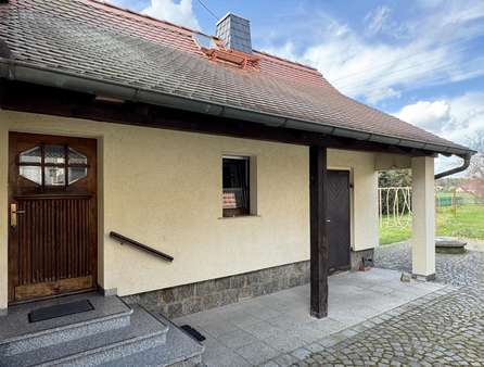 Eingangsbereich mit Überdach - Einfamilienhaus in 02929 Rothenburg mit 91m² kaufen