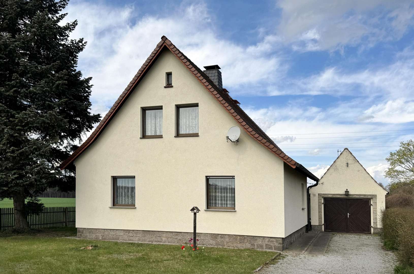 Südfassade und Nebengebäude (Garage) - Einfamilienhaus in 02929 Rothenburg mit 91m² kaufen