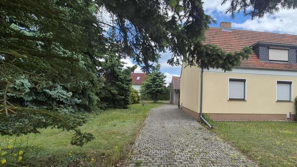 Grundstückseinfahrt - Doppelhaushälfte in 02959 Schleife mit 80m² kaufen