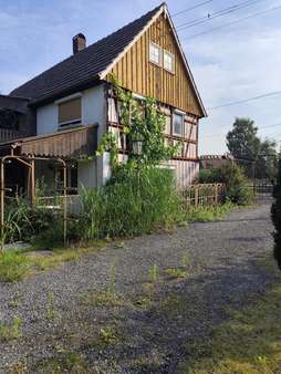 Giebelansicht mit Einfahrt - Einfamilienhaus in 02906 Waldhufen mit 107m² kaufen
